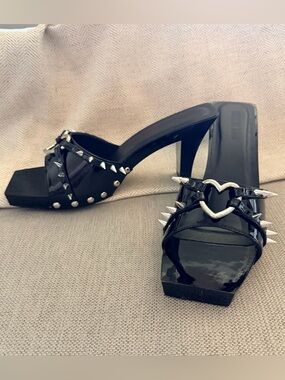 NIB Current Mood Black patent heels w heart and studs 11